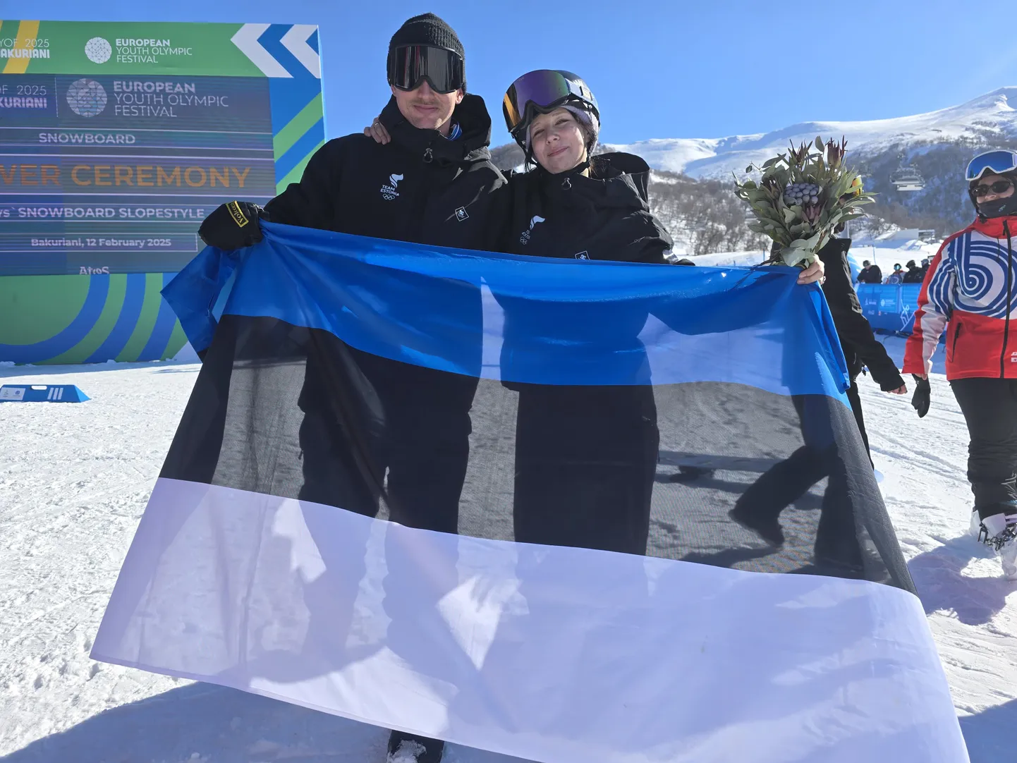 Euroopa noorte olümpiafestivalil pargisõidus hõbemedali võitnud lumelauasõitja Laura Anga (paremal) ja tema treener Ranno Maasikmets.