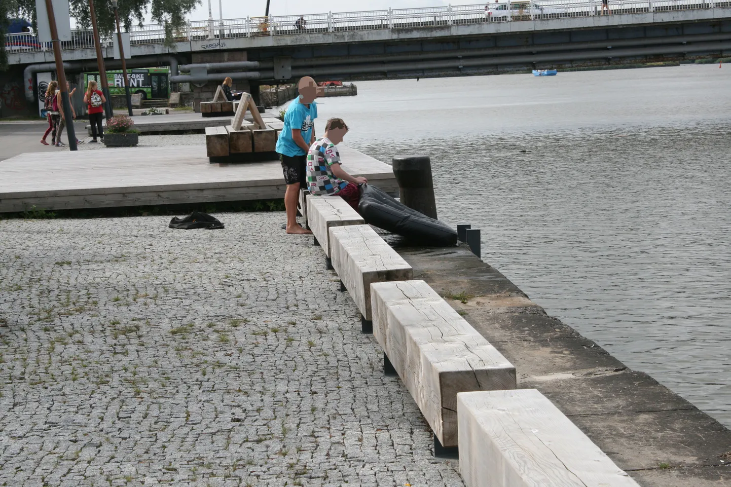Pärnu jõel madratsiga ujunud poisid tekitasid möödujais ärevust ja neile kutsuti appi päästjad.