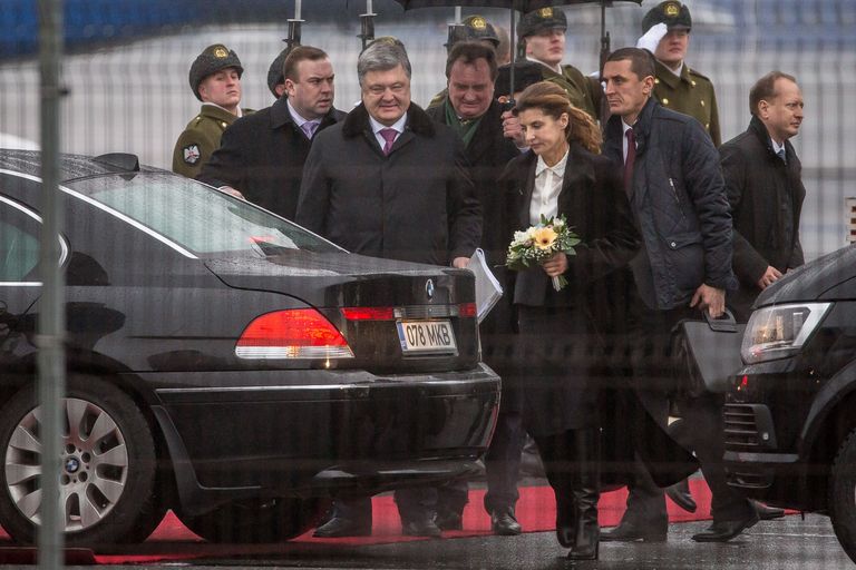 Прибытие президента Петра Порошенко и Марии Порошенко в Таллинн, в январе этого года. Посол вновь рядом. Фото: Сандер Ильвест