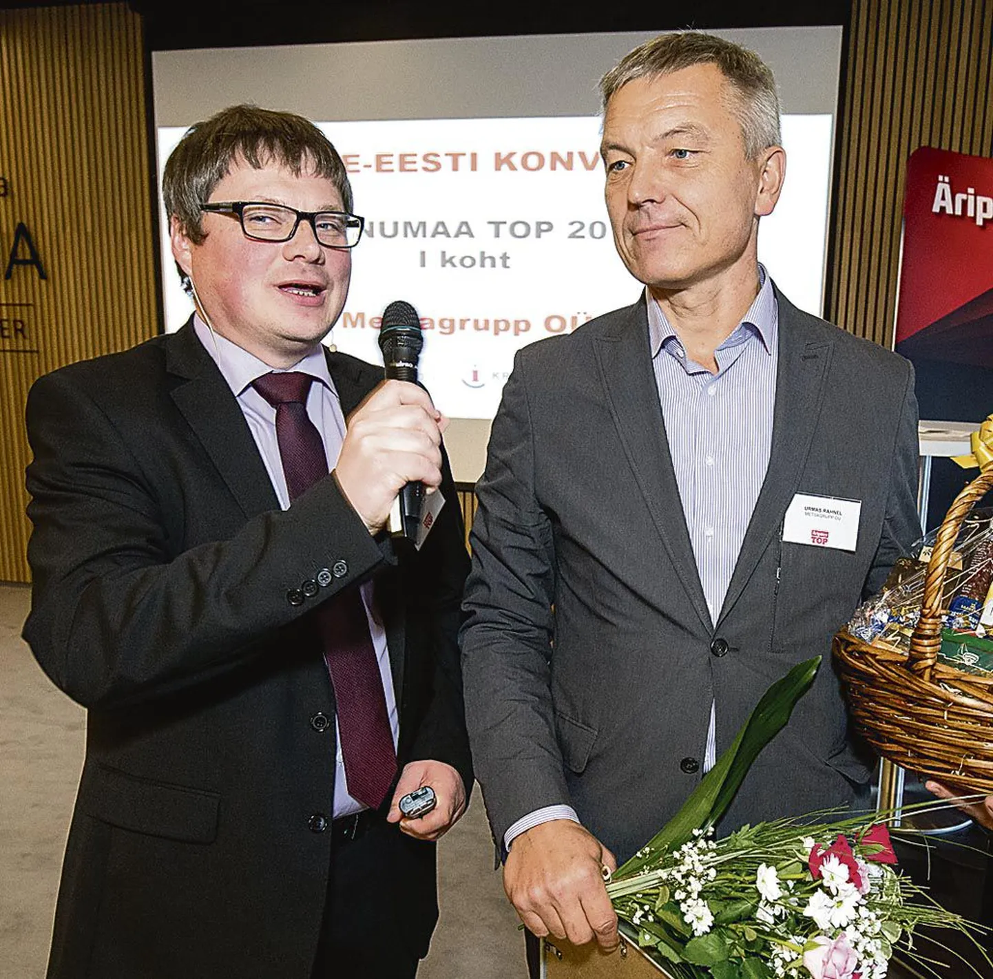 Äripäeva peatoimetaja asetäitja Aivar Hundimägi usutleb lehe Lääne-Eesti konverentsil, kus võitjaid autasustati, Metsagrupi juhatuse liiget Urmas Rahnelit.