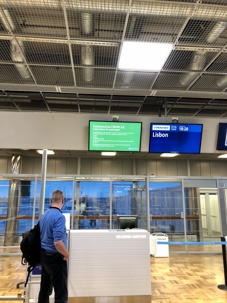 Helsingi lennujaamas kuvati ekraanidele hoiatusi muuhulgas Inglise, Soome ja Rootsi keeles.