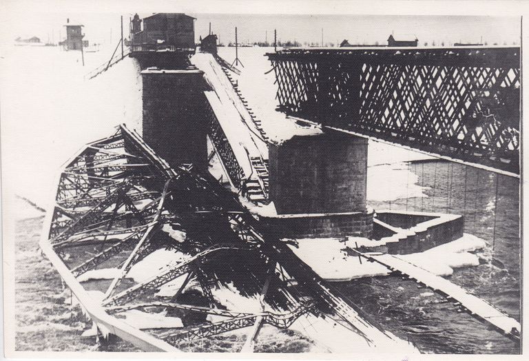 Два нарвских железнодорожных моста при отступлении из-под Петрограда взорвали немецкие войска.