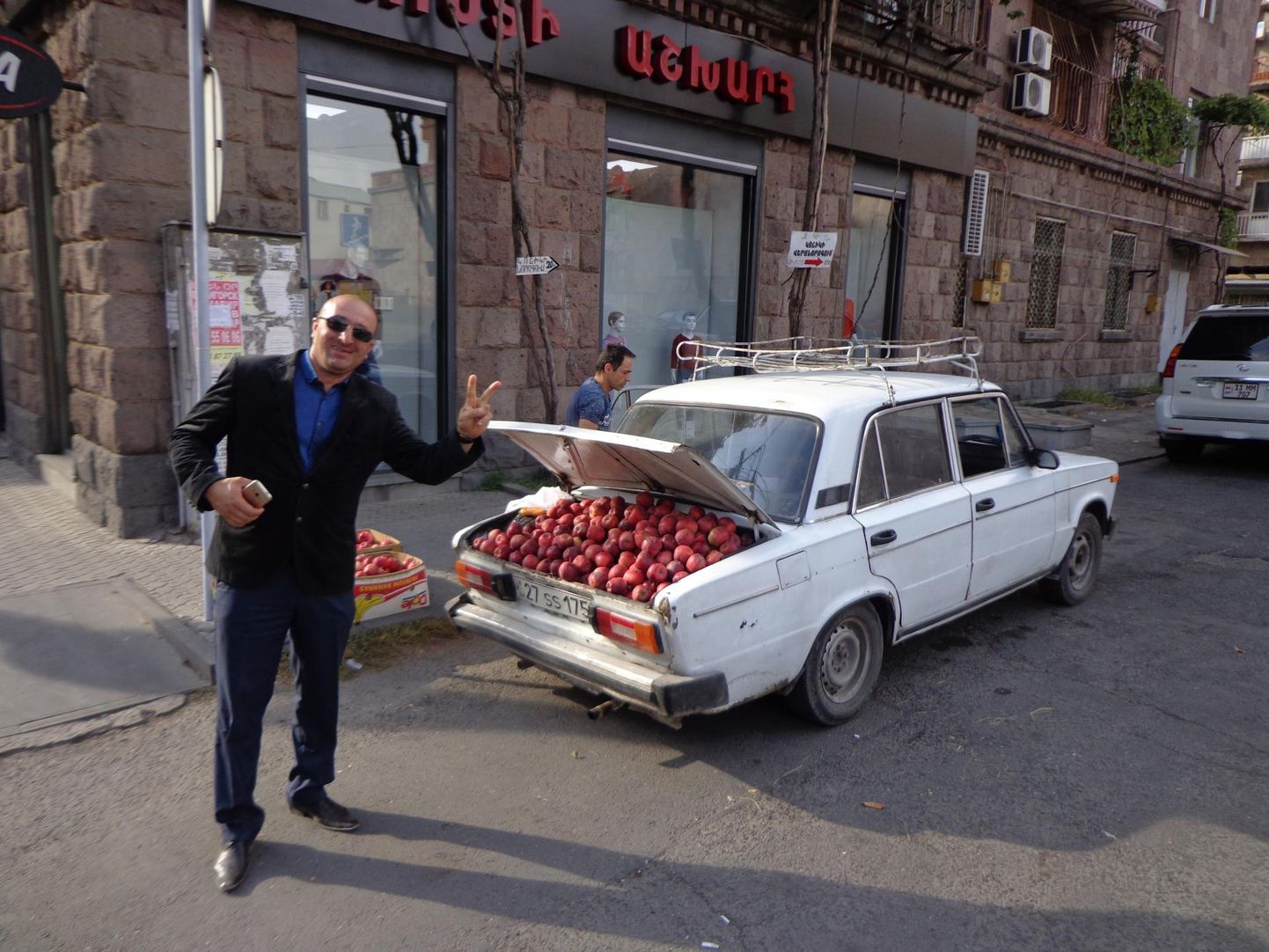 Artjom ja suvaline õunakoorem Jerevanis.