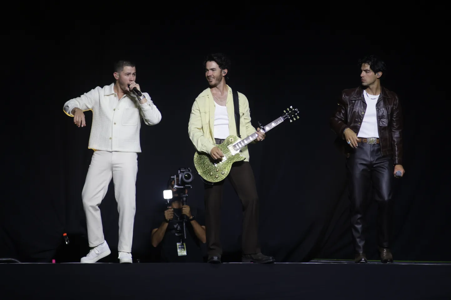 Ansambel Jonas Brothers. Vasakult Nick, Kevin ja Joe Jonas.