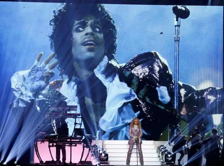 Dziedātājas Madonnas priekšnesums bija veltīts Prinsam. Viņa sāka uzstāšanos ar dziesmu «Nothing Compares 2 U», sēžot uz grezna violeta krēsla. Prinsa hita «Purple Rain» izpildīšanas laikā Madonnai uz skatuves pievienojās Stīvijs Vonders