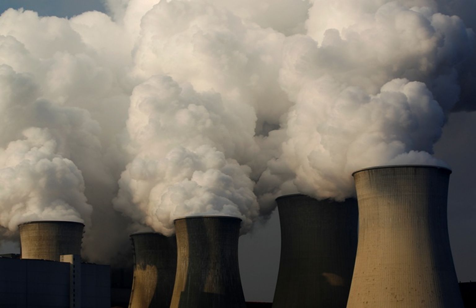 Почему необходимо предотвращать промышленные выбросы so2. Тепловое загрязнение ТЭС. Выбросы угольных ТЭС. Тепловое загрязнение атмосферы. Загрязнение воздуха электростанциями.