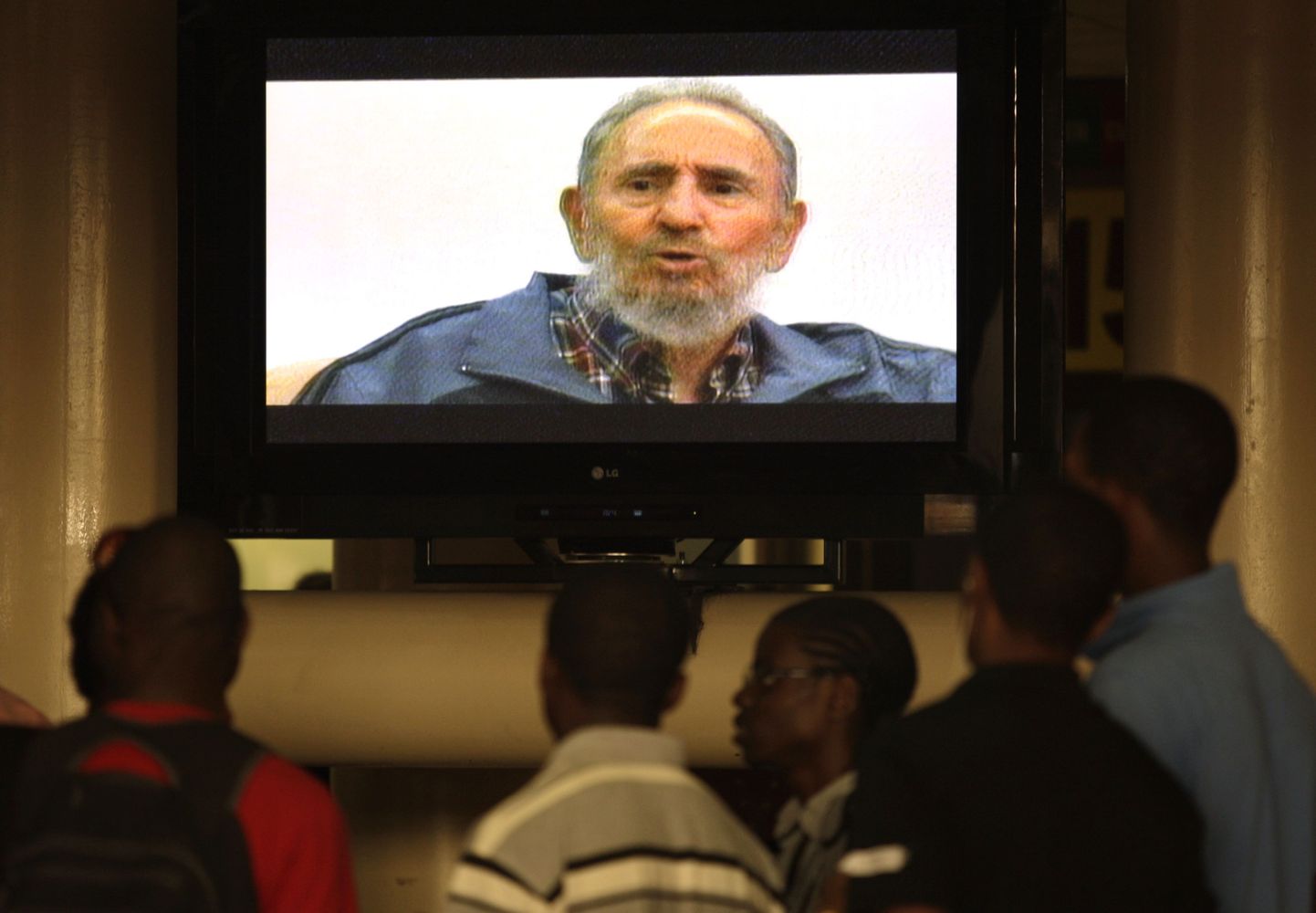 Kuuba endine liider Fidel Castro teleekraanil.