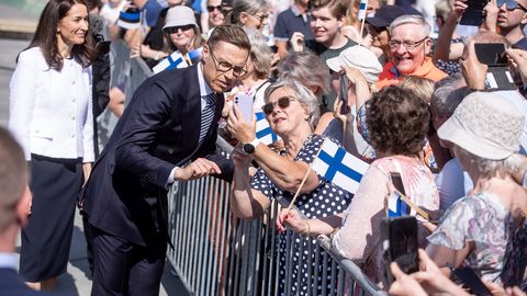 GALERII ⟩ Eestisse saabunud Soome president tervitab Vabaduse väljakul rahvast