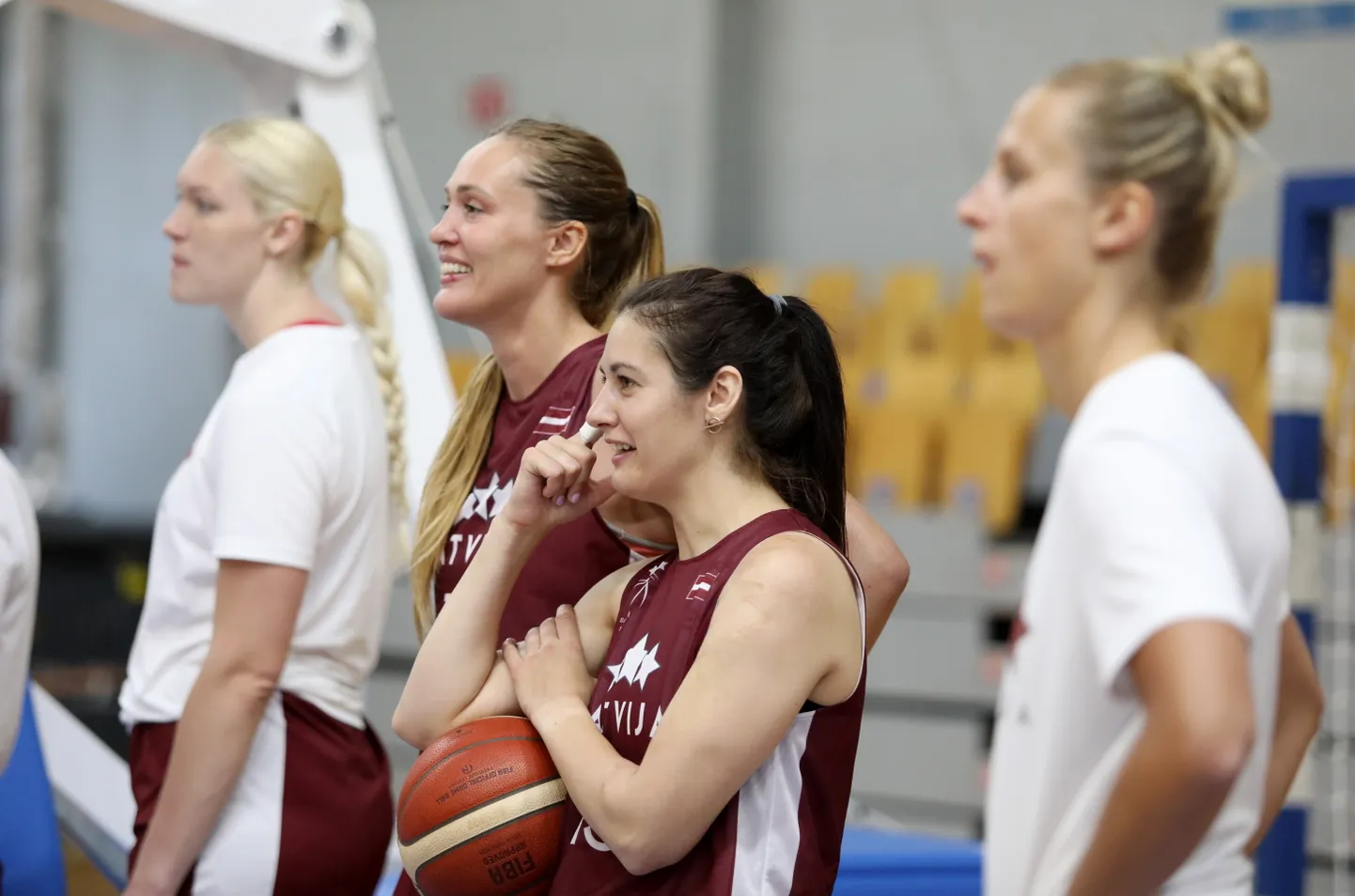 Latvijas sieviešu basketbola izlases kandidātes Marta Miščenko (no kreisās), Karlīne Pilābere, Ieva Pulvere un Kitija Laksa piedalās Latvijas sieviešu valstsvienības atklātajā treniņā.