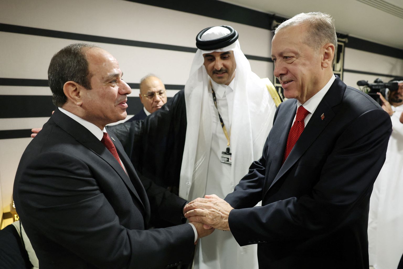 Türgi president Recep Tayyip Erdoğan (paremal) ja Egiptuse riigipea Abdel Fattah al-Sisi kätlesid Katari pealinnas Dohas, kus pühapäeval algas jalgpalli MM-turniir.