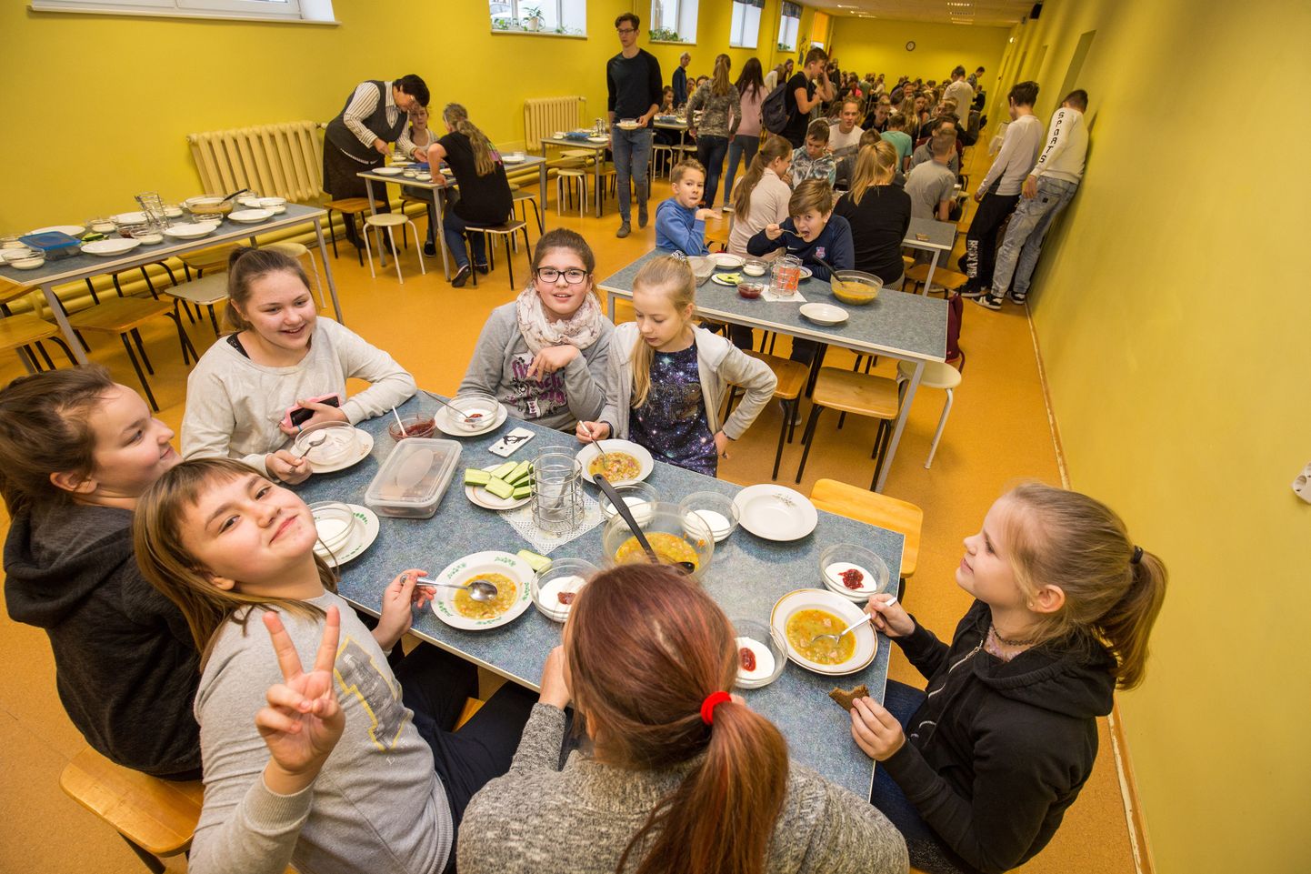 Paide Hammerbecki põhikooli õpilased Järva tarbijate ühistu kokkade valmistatud toidu üle ei nurise ning söövad kõhu vahetunnis kenasti täis.