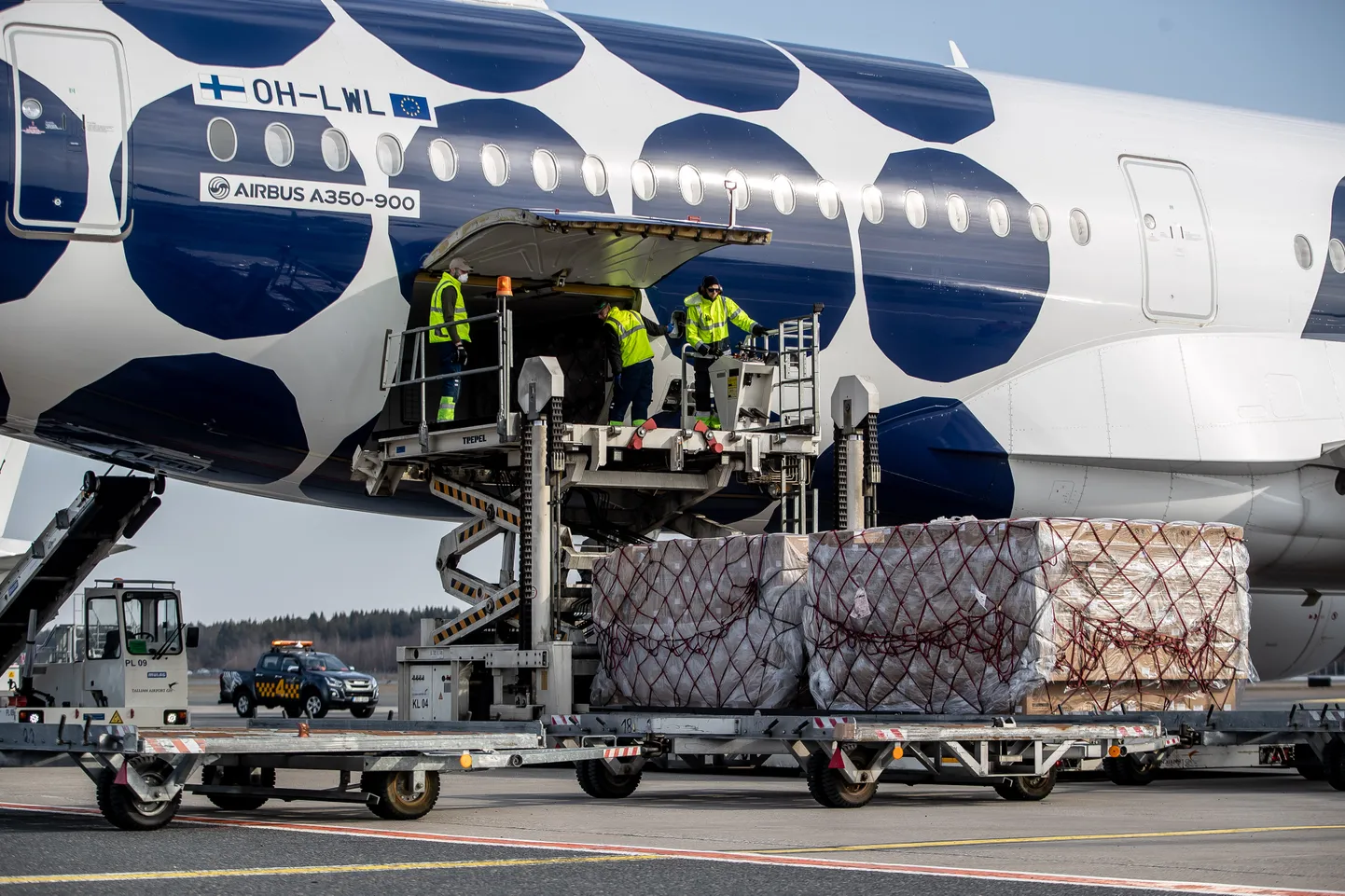 Tallinna lennujaamas nähti Finnairi Airbus 350 lennukit 2020. aasta kevadel, mil sellega tarniti Eestisse kaitsekitleid ja -maske. Riiat ja teisigi Euroopa linnu külastavad suured Finnairi pikamaalennukid praegu aga tankimise eesmärgil.