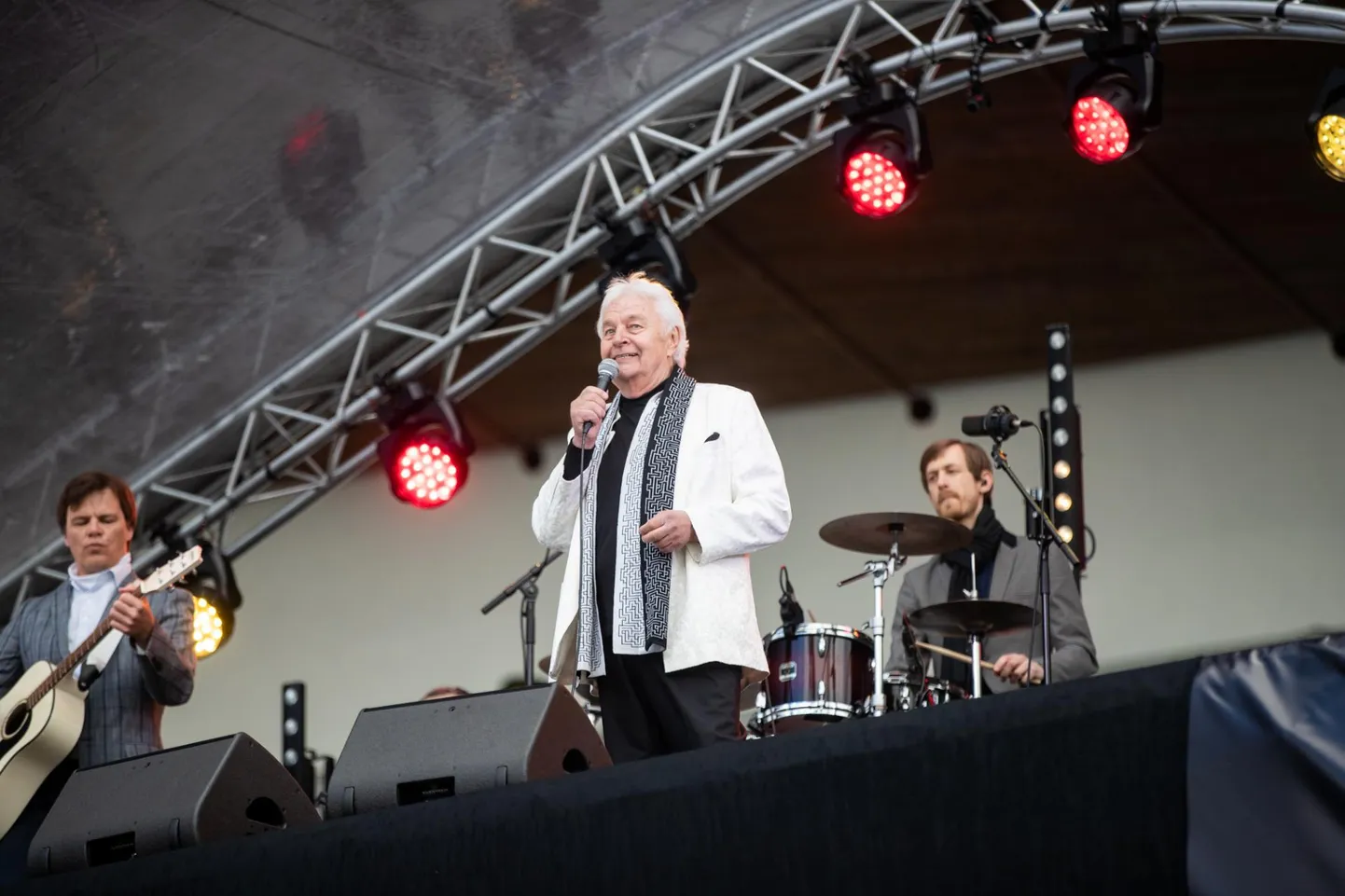 Ivo Linna eriolukorra lõpukontserdil «Kevad tuli teisiti» Tallinna lauluväljakul.
