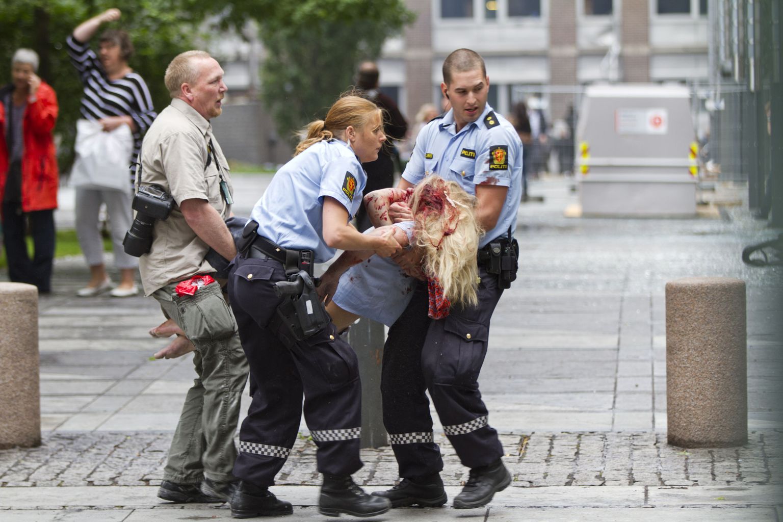 Oslos ja Utøya saarel toimunud rünnakutes sai surma vähemalt 90 inimest ja vigastada umbes sama palju.