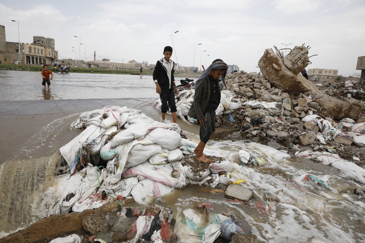 Lapsed kõnnivad läbi üleujutatud Sanaa linna.