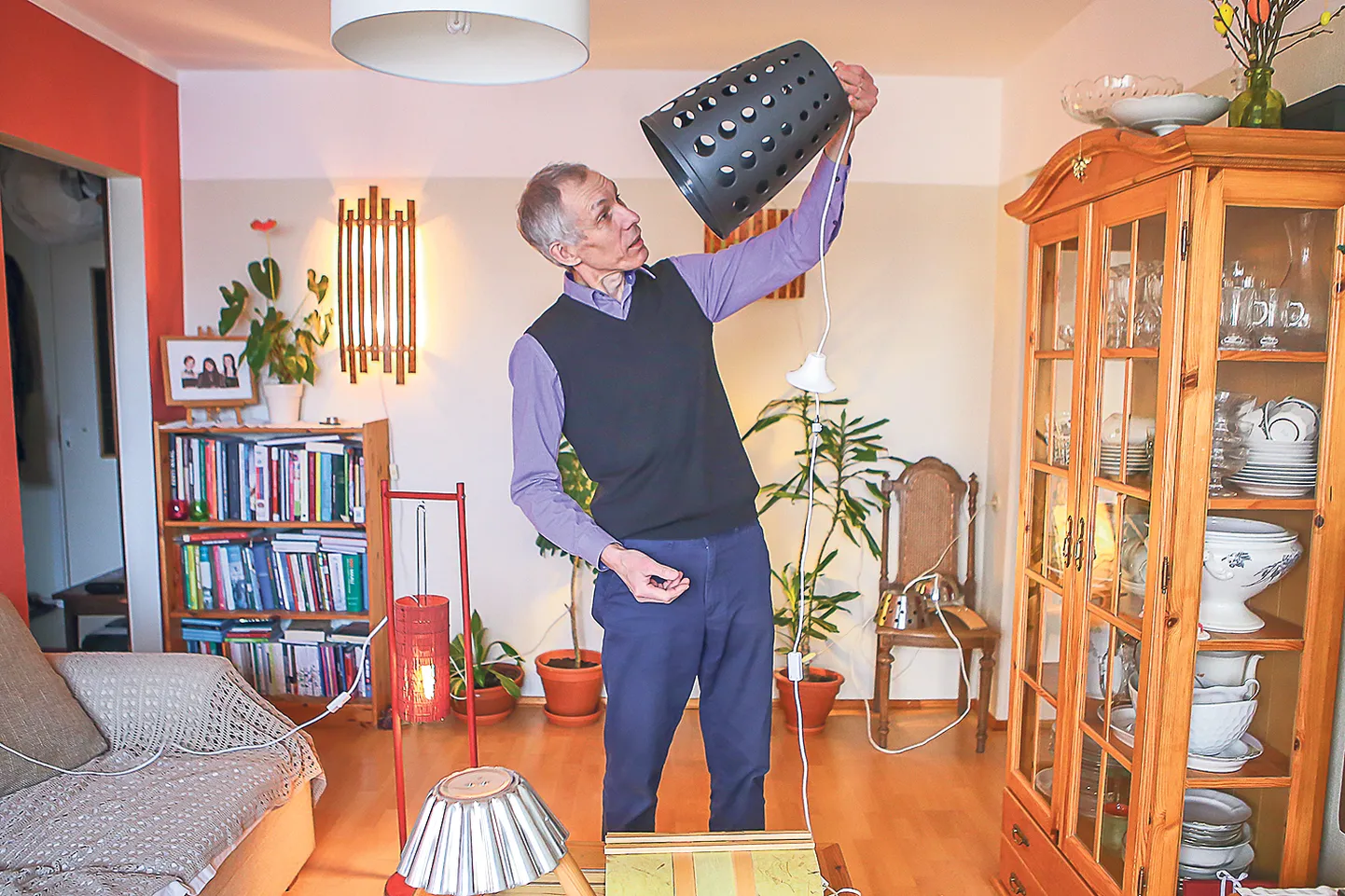 LAMP MISSUGUNE! Aukudega paberikorvist saab suurepärase lambikupli, demonstreerib Aare Martinson. 
MAANUS MASING