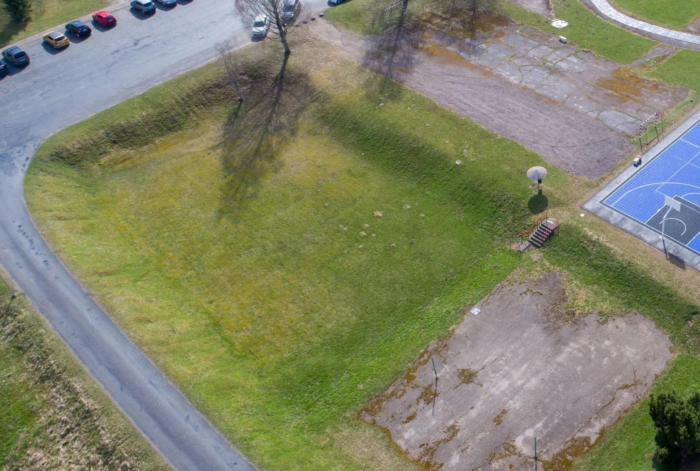 Võrkpalliplats on kavandatud Jakobsoni kooli staadioni nurka, mis jääb otse Männimäe lasteaia ette.
