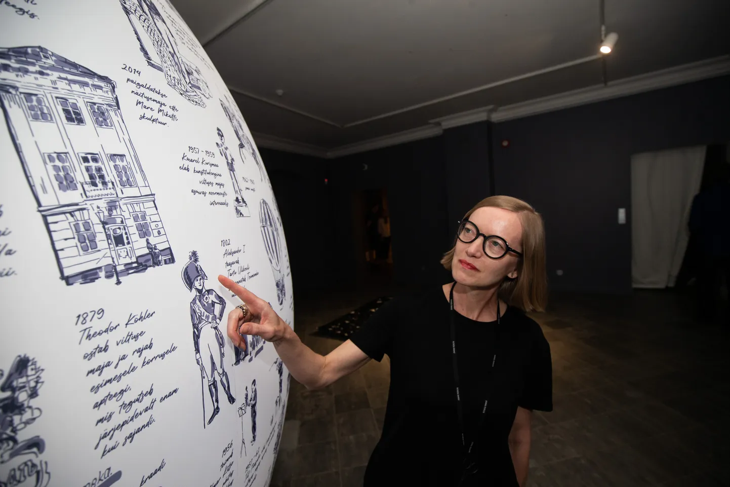 Krista Leesi selgitab, kuidas on omavahel seotud Tartu raeplatsi viltune ehk Tolly maja, ajalooline kangatrüki stiil toile ja õhupalliga lendamine.