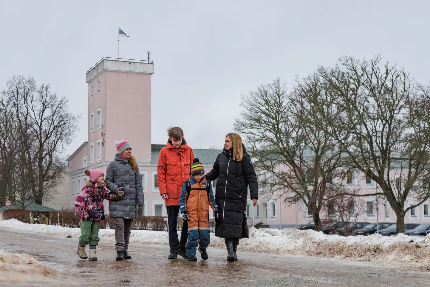 Toila gümnaasiumi lapsevanemad ja õpilased tänavu jaanuaris koolihoone juures.