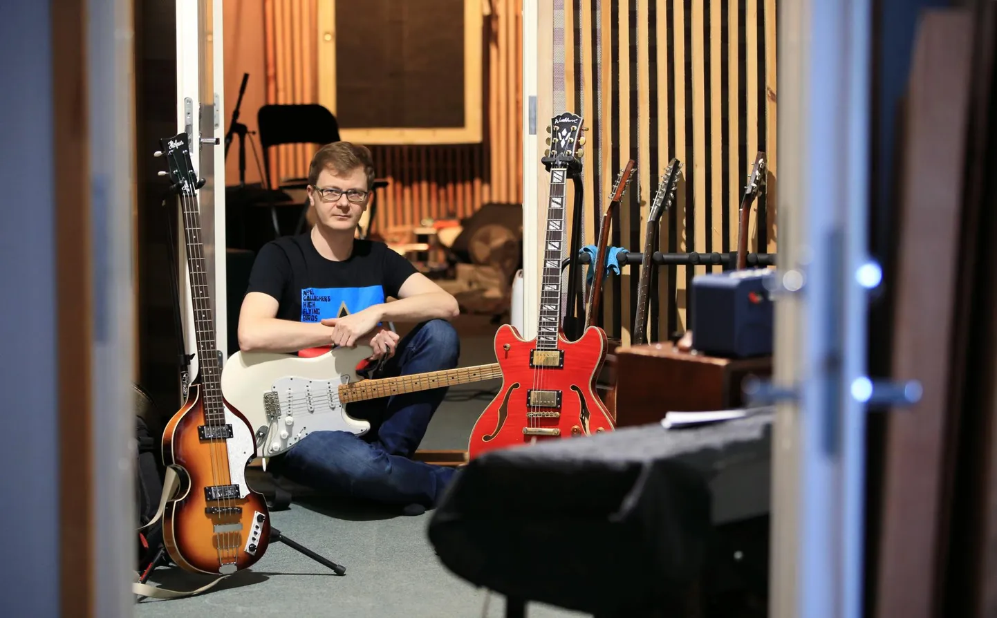 Lisaks bändides mängimisele ja muusika salvestamisel ehitab ja remondib Vilho Meier kitarre, mida on tal stuudios hulganisti.