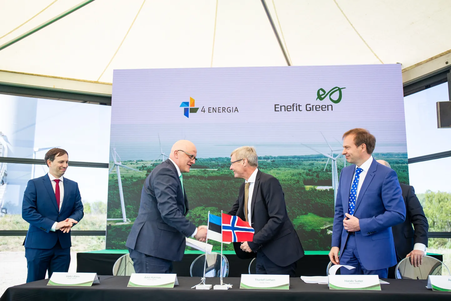 Eesti Energia sõlmis teisipäeval Paldiski tuulepargis Nelja Energia ostulepingu. Vasakult: Veiko Räim, Aavo Kärmas, Thorleif Leifsen ja Hando Sutter