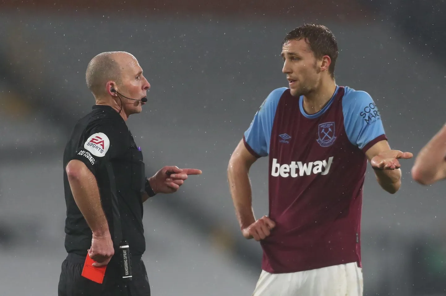 Mike Dean haarab punase kaardi järele, et Tomáš Souček väljakult ära saata. Otsus, mis osutus valeks ning vihastas paljusid fänne.