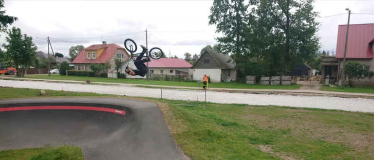 William Kass tegi tarkusepäeval Tapal avatud pump track’il demonstratsioonesinemise käigus salto. Tema sõnul on raja kõrval head muruplatsid, kuhu on ohutum maanduda kui asfaldile.