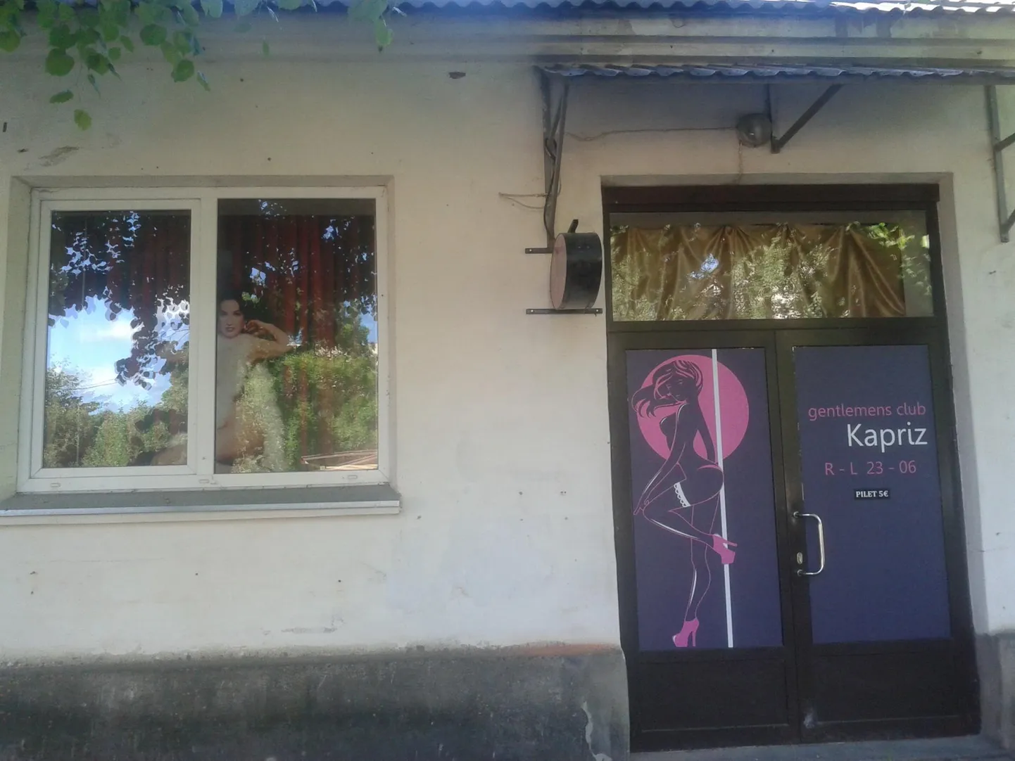 Valitsuse korralduse järgi peaks Rakvere kesklinnas asuv härrasmeeste klubi olema kinni. Ometi on see avatud, sest tegutseb nagu baar.