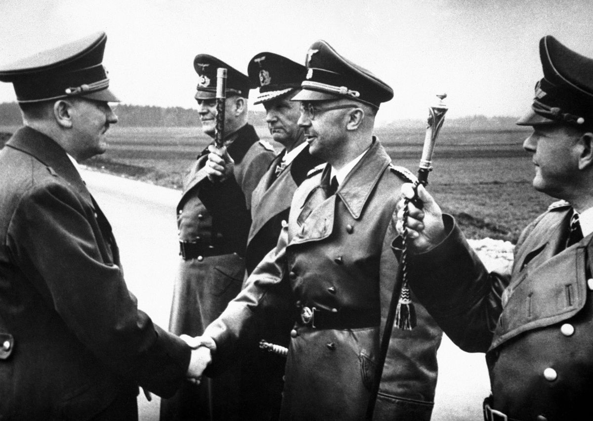 Ādolfs Hitlers sarokojas ar Heinrihu Himleru