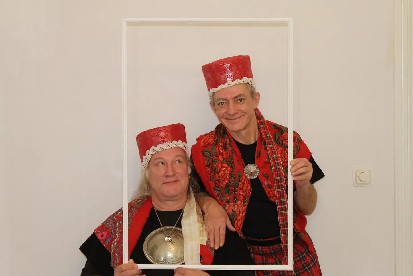 Täiskasvanutele mõeldud komöödiat "Punamütsikesed" saab näha Õisu mõisas 9. ja 19. juulil.