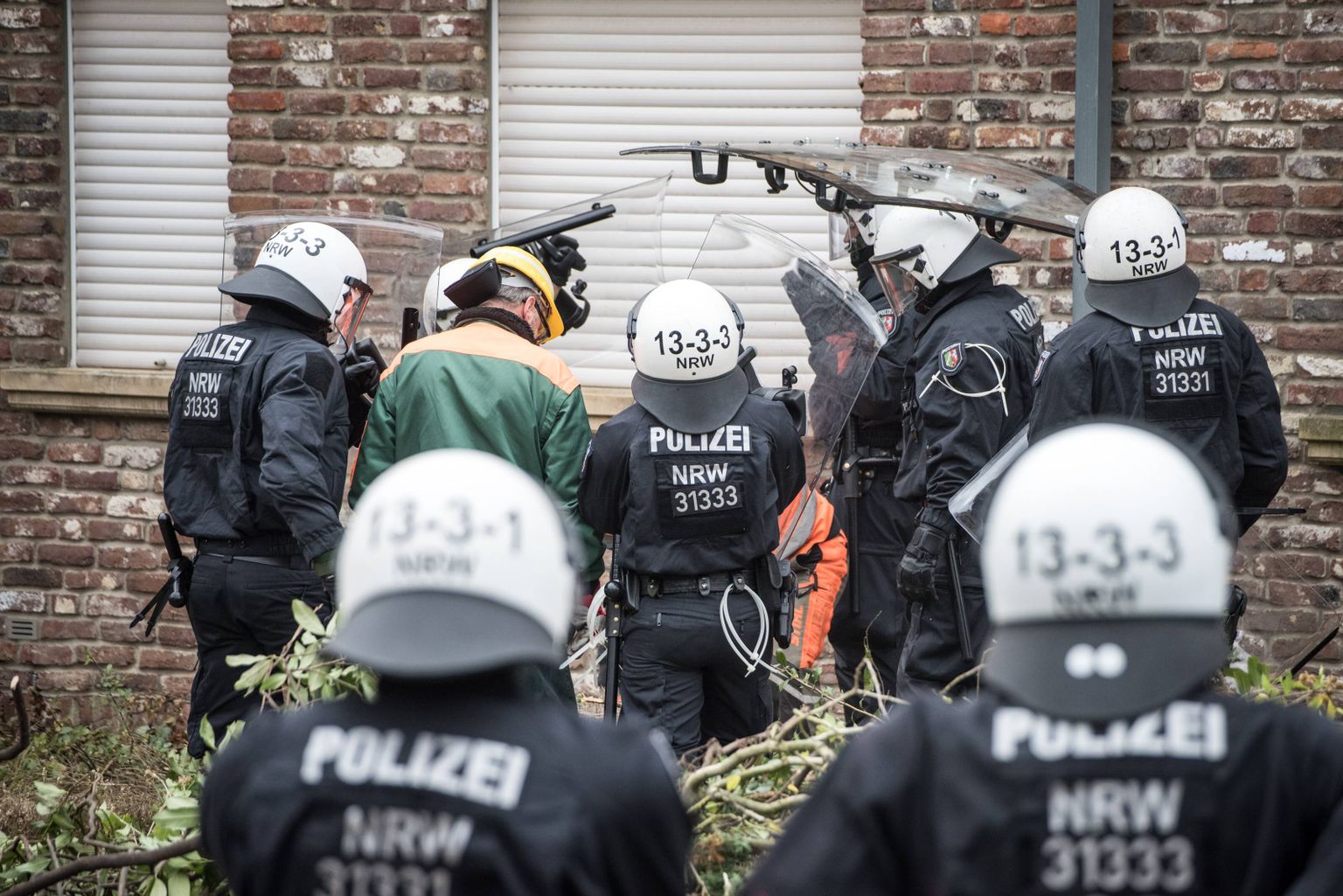 Politseinikud Manheimis 2018. aastal, kui protesteeriti linna asemele rajatava söekaevanduse vastu.