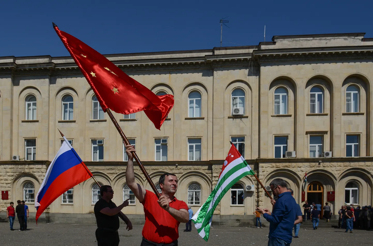 Kevadine niinimetatud opositsiooni meeleavaldus Abhaasia presidendi kabineti ees.