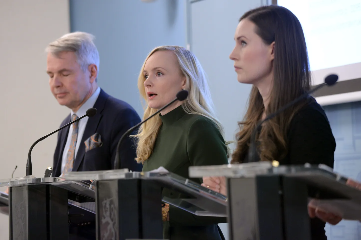 Esmaspäeval kuulutas Soome valitsus välja erakorralised meetmed võitluses koroonaviiruse levikuga. Pildil valitsuse pressikonverentsil välisminister Pekka Haavisto, siseminister Maria Ohisalo ja peaminister Sanna Marin.