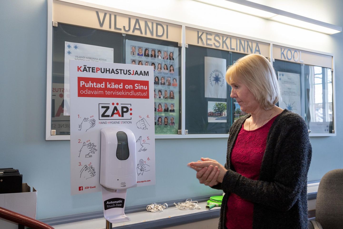 Viljandi Kesklinna kooli paigaldati gripihooaja alguses kolm desinfitseerimisautomaati. Pildil on kooli administraator Helle Pajuva.