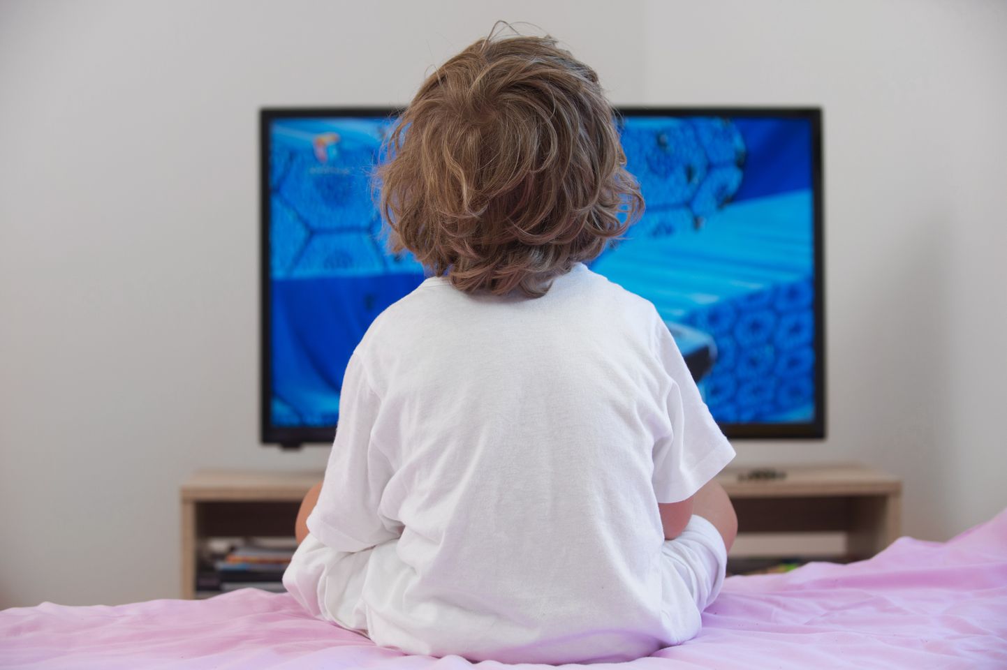 Laste silmanägemise hindamiseks soovitatakse vanematel tähelepanu pöörata sellele, kuidas laps telerit vaatab.
