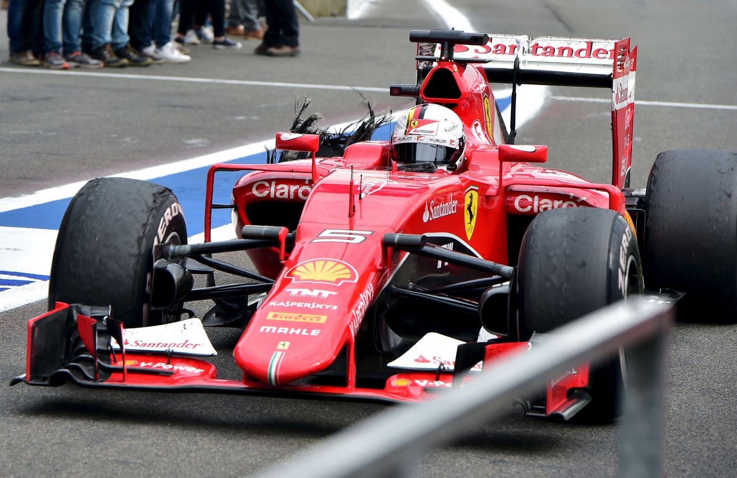 Sebastian Vetteli juhitud Ferrari rehv purunes Spa etapi eelviimasel ringil.