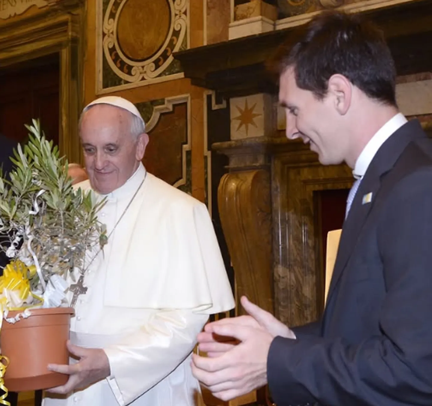 Paavst Franciscus ja Lionel Messi 2013. aastal.