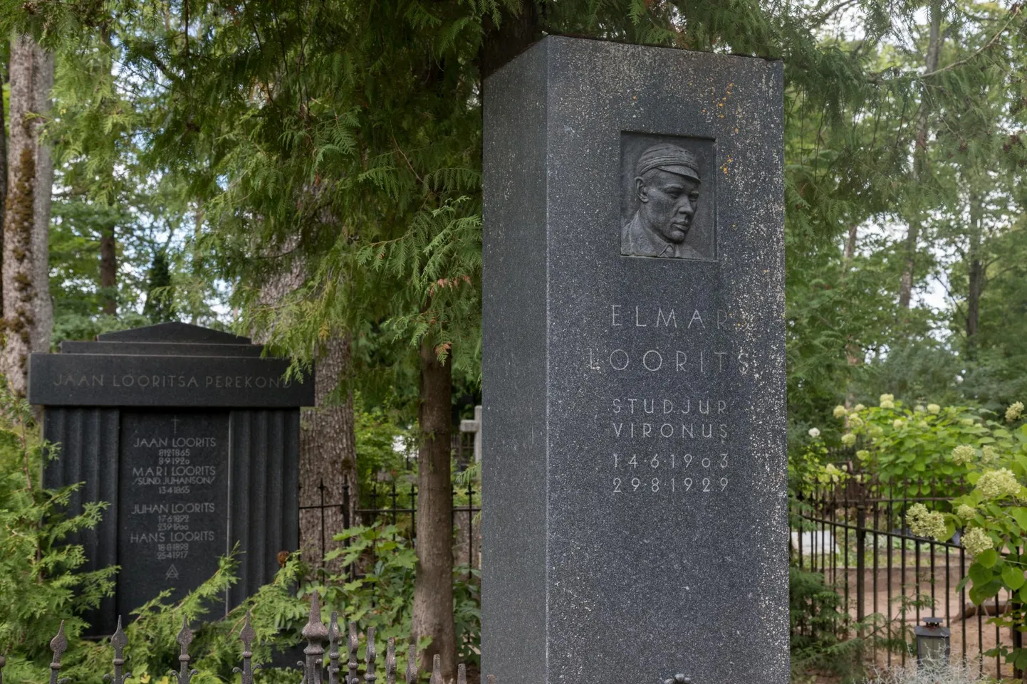 Looritsate mälestussambad Viljandi Vanal kalmistul. Nende autor, nimekas kujur Anton Starkopf lõi juba 1920. aastatel hulga range arhitektoonilise üldlahendusega reljeefi või figuuriga vääristatud mälestus- ja hauasambaid. Kunstnik rõhutas kalmistuskulptuuri skulptori tähtsust õpilastelegi.