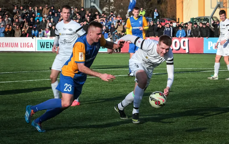 Mullu Pärnu särgis tähtsaid väravaid löönud Taavi Laurits (vasakul) saab tänavu veel tõsisemalt jalgpallile pühenduda. FOTO: Ants Liigus/Pärnu Postimees
