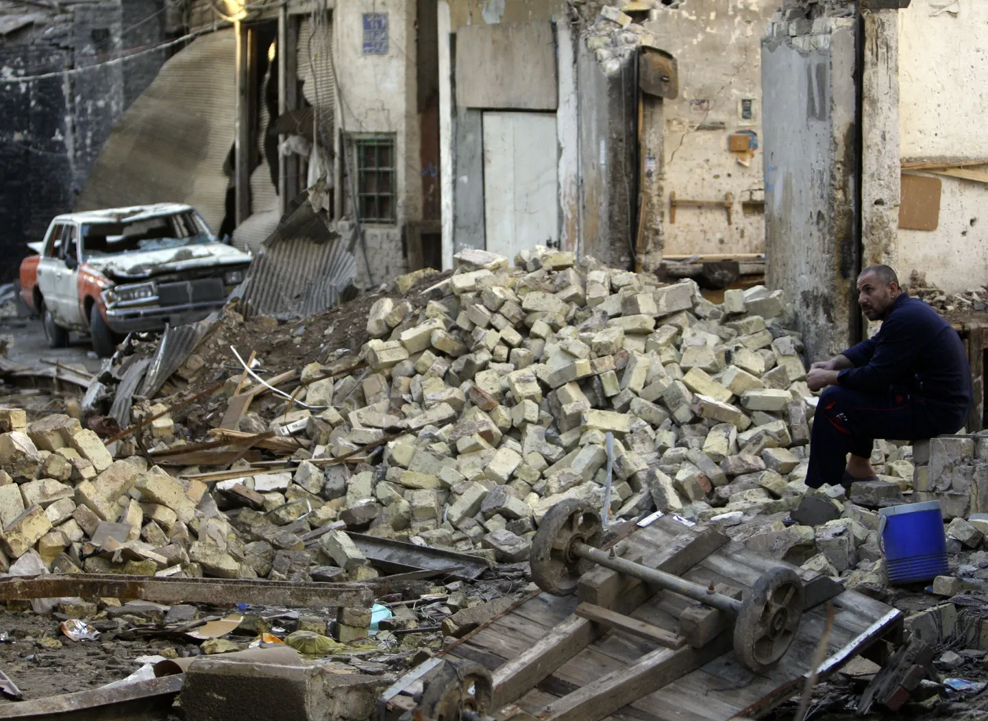 Bagdadi elanik pärast 8. detsembri pommirünnakut oma kaupluse rusude juures.