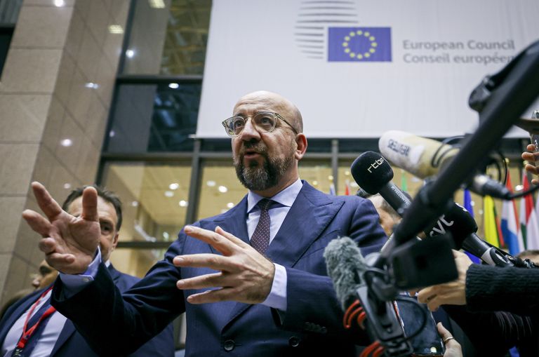 Глава Европейского совета Шарль Мишель рассказывает журналистам, что вопрос выделения Украине 50-ти миллиардов евро перенесен на январь 2024 года, Брюссель, Бельгия.