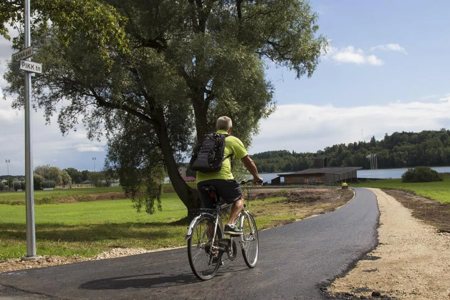 Ehkki teetammi kõrval ootab pinnas veel silumist ning valgustipostid püstipanekut, on esimesed ratturid ja rulluisutajad juba uut promenaadilõiku proovimas.
