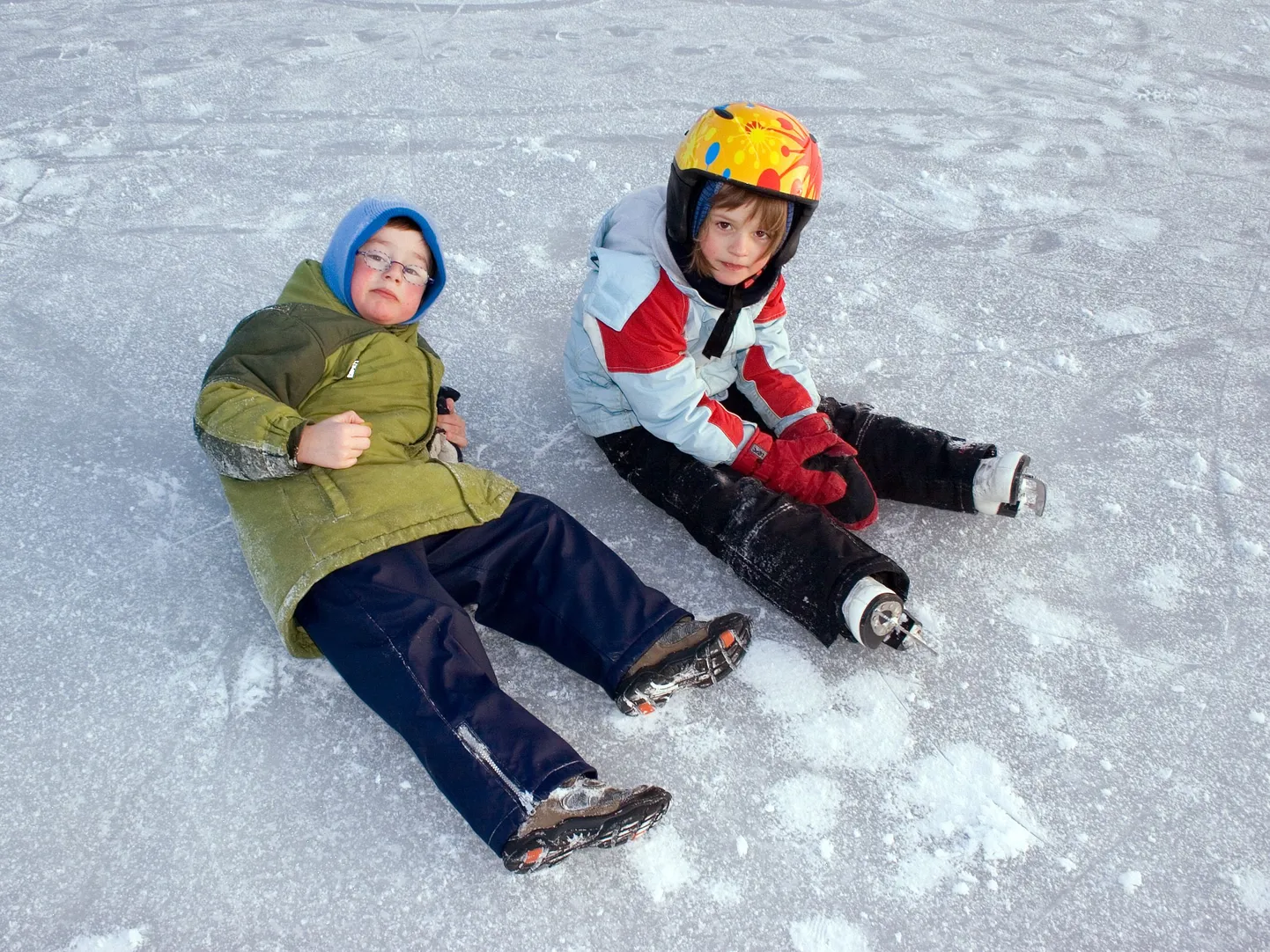 Lapsed uisujääl.