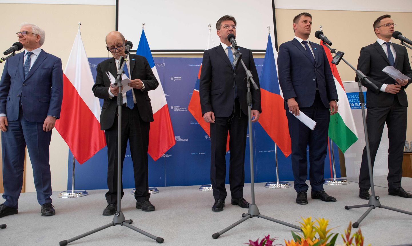 Poola, Slovakkia, Ungari, Tšehhi ja Prantsuse välisminister pressikonverentsil pärast kõnelusi Bratislavas.
