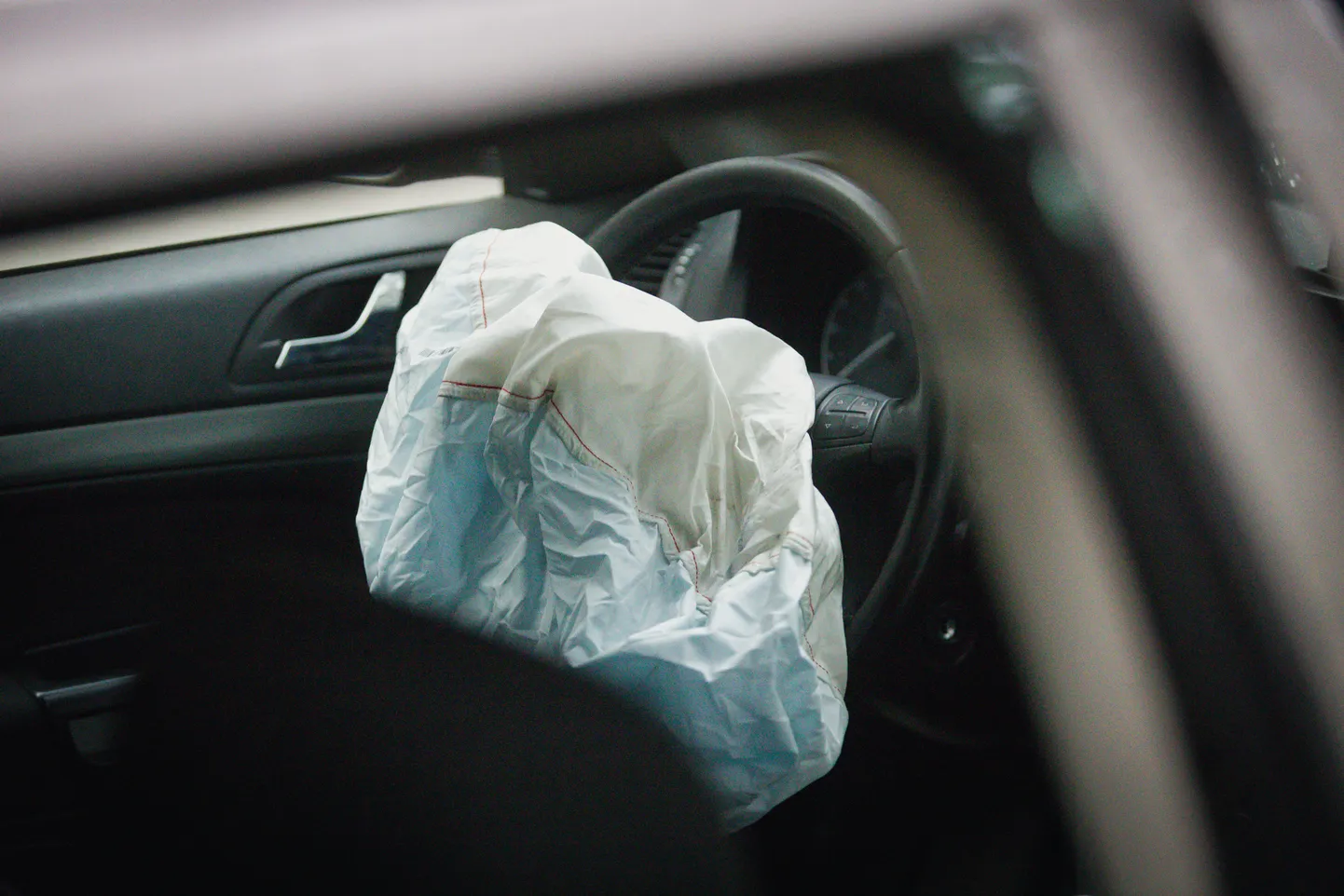 Auto sõitis paremale teelt välja vastu puud.