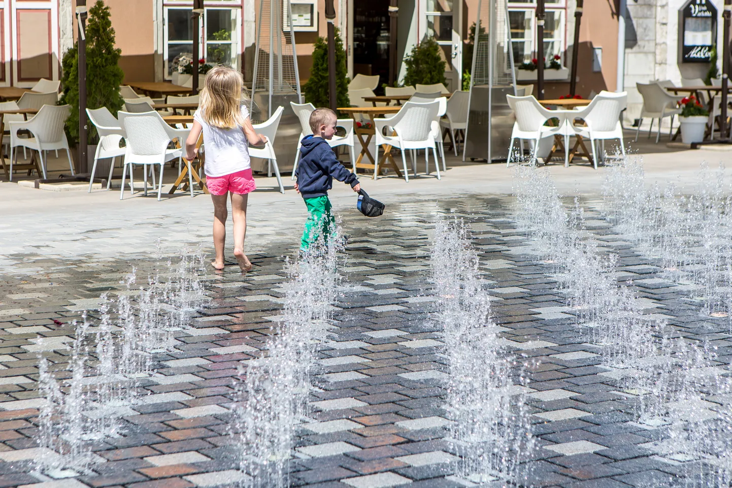 Kuressaare kesklinna purskkaevus sulistavad lapsed.