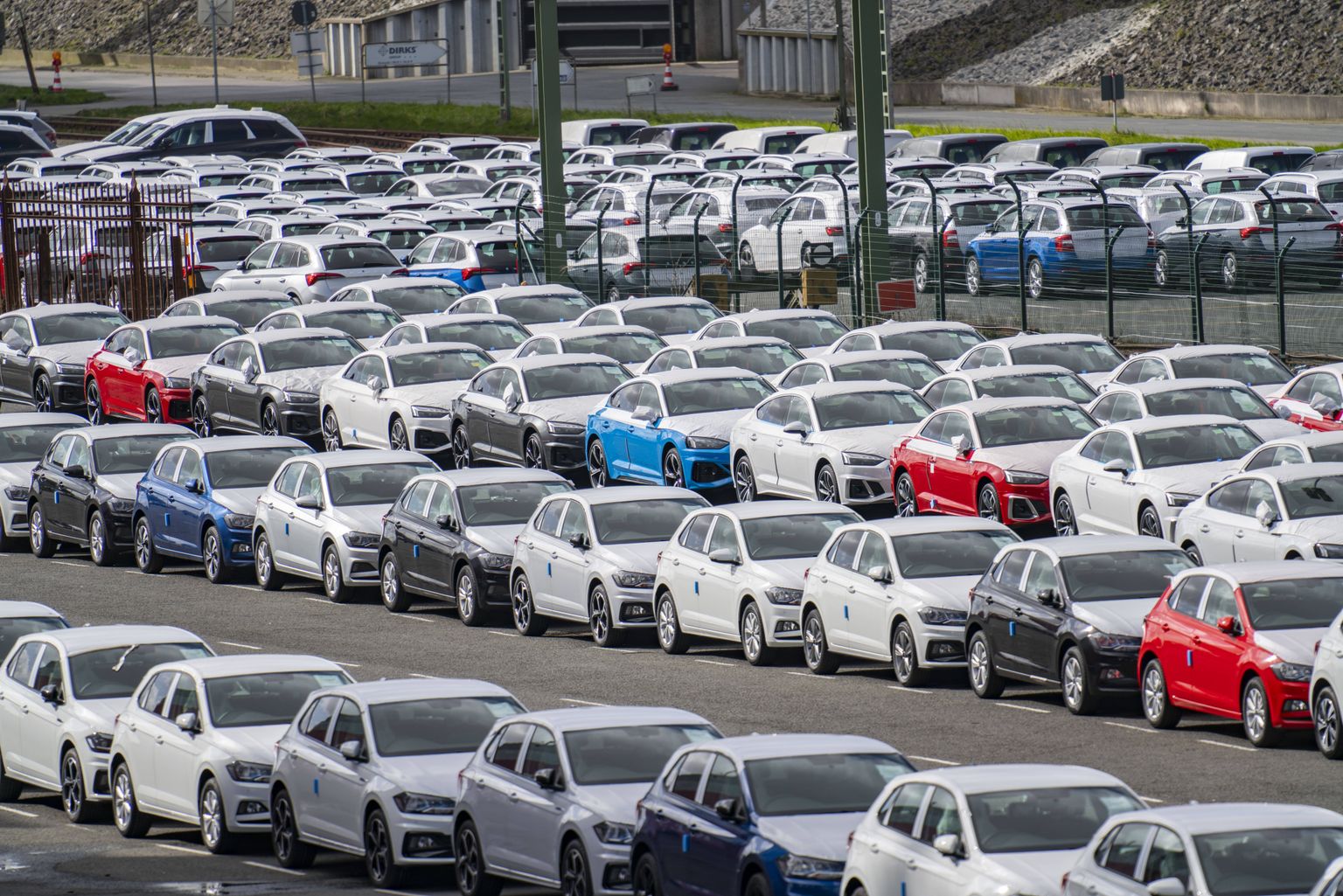 Uusi autosid tuleb sadamasse tarnimist ootavate uutee autode platsile järjest vähem.