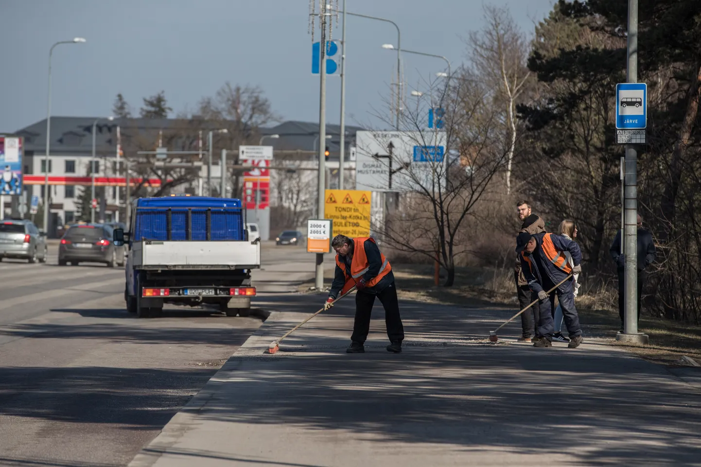 Kevadised koristustööd Pärnu maanteel.