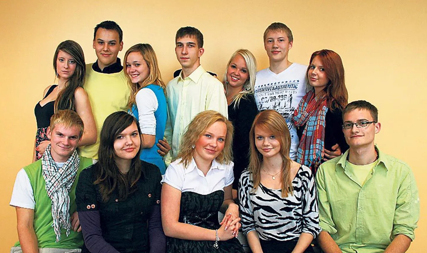 Ülejõe gümnaasiumi veebilehe tegijad (ülevalt vasakult) Karolina, Madis, Triin, Kris, Eliisa, Tauri, Grete, (alt vasakult) Siim, Alice, Deanna, Birgit, Taavi.
