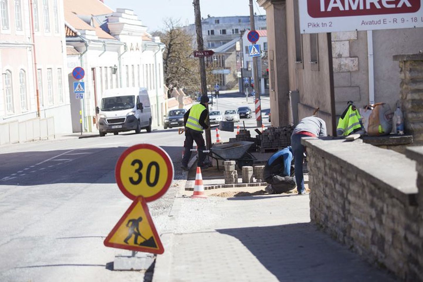 Tallinna tänaval tehti algust kõnnitee remondiga, peagi freesitakse üles kogu sõidutee asfaltkate.